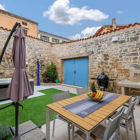 Holiday home Cozy In With Wifi Svetvincenat